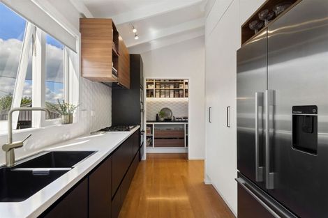 Photo of property in 194b Queen Street, Northcote Point, Auckland, 0627