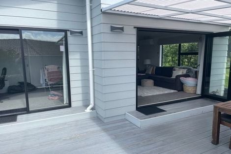 Photo of property in 32 Meadowood Drive, Unsworth Heights, Auckland, 0632