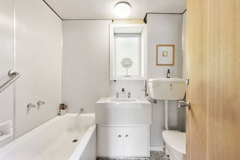 Photo of property in Dorchester Apartments, 144 Oriental Parade, Oriental Bay, Wellington, 6011