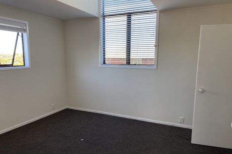 Photo of property in 1/19 Marcel Place, Glenfield, Auckland, 0629