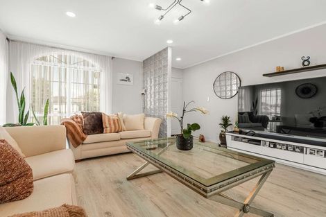 Photo of property in 52 Riverton Drive, Randwick Park, Auckland, 2105