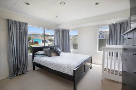 Photo of property in 4 Almora View, Ascot Park, Porirua, 5024