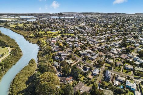 Photo of property in 114 Ennis Avenue, Pakuranga Heights, Auckland, 2010