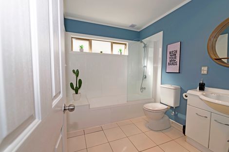 Photo of property in 3 Neta Grove, Henderson, Auckland, 0612