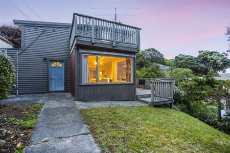 Photo of property in 14 Grays Road, Plimmerton, Porirua, 5026