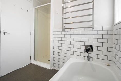 Photo of property in 46 Woodstock Road, Forrest Hill, Auckland, 0620