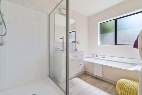 Photo of property in 2/13 Parramatta Place, Botany Downs, Auckland, 2010