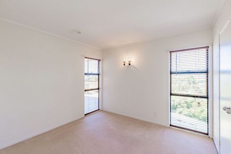 Photo of property in 5 Noeleen Street, Glenfield, Auckland, 0629