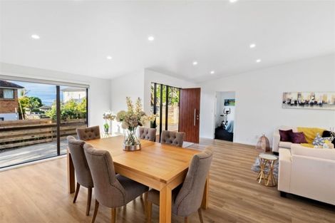 Photo of property in 2/23 Montgomery Avenue, Rothesay Bay, Auckland, 0630