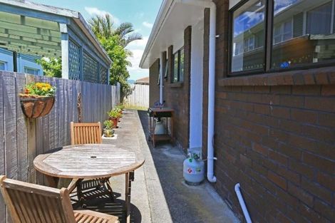 Photo of property in 1/122 Waimumu Road, Massey, Auckland, 0614