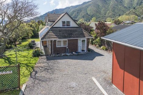 Photo of property in 10a Huia Street, Waikawa, Picton, 7220