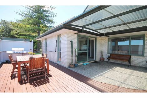 Photo of property in 2 Norm Pellow Drive, Manurewa, Auckland, 2105