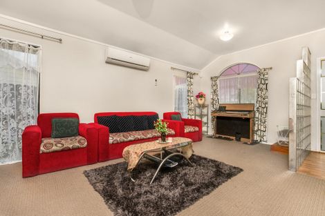 Photo of property in 32 Randwick Place, Randwick Park, Auckland, 2105