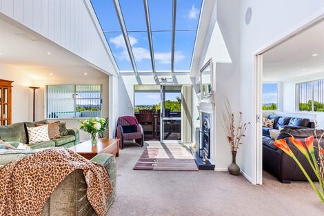 Photo of property in 17 Da Vinci Place, West Harbour, Auckland, 0618
