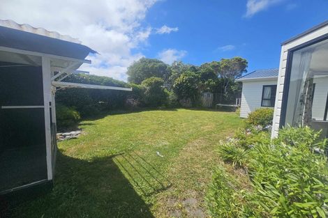 Photo of property in 3 Bayswater Place, Newlands, Wellington, 6037