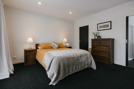 Photo of property in 10 Monaco Grove, Fitzherbert, Palmerston North, 4410