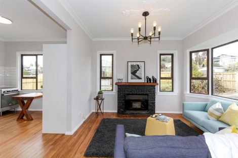 Photo of property in 21 Queens Road, Glen Avon, New Plymouth, 4312