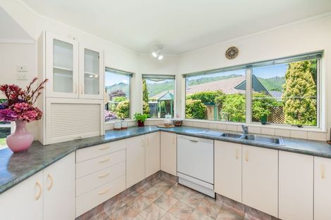 Photo of property in 25 Awanui Drive, Waikanae, 5036