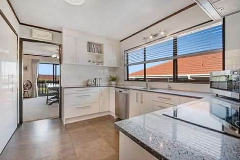 Photo of property in 18 Kennedy Avenue, Forrest Hill, Auckland, 0620