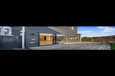 Photo of property in 2/6 Woodhouse Place, West Harbour, Auckland, 0618