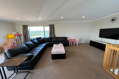 Photo of property in 2/23 Sunnyfield Crescent, Glenfield, Auckland, 0629