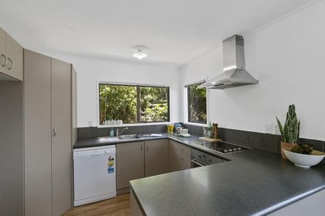 Photo of property in 11 Fernhaven Grove, Newlands, Wellington, 6037