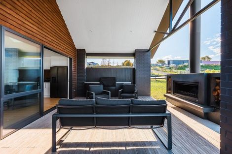 Photo of property in 2 Vickers Way, Acacia Bay, Taupo, 3385