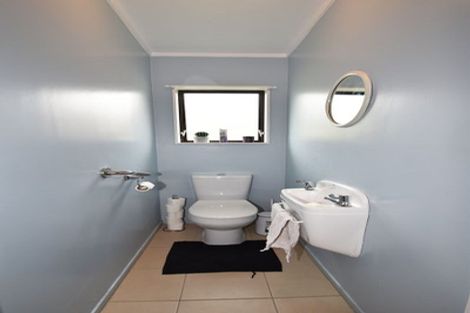 Photo of property in 1/5 Spring Grove, Henderson, Auckland, 0612