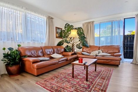 Photo of property in 43 Cessna Crescent, Mangere, Auckland, 2022