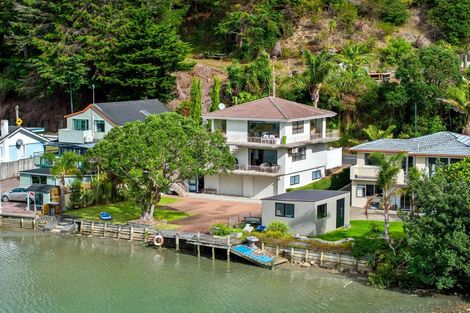 Photo of property in 6 Waiwera Road, Waiwera, Orewa, 0994