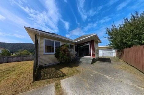 Photo of property in 6 Matthews Road, Wainuiomata, Lower Hutt, 5014