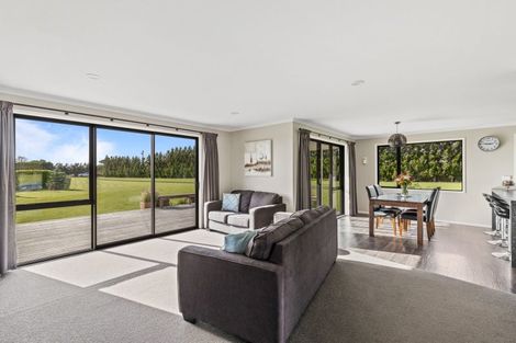 Photo of property in 39 Kairau Road East, Brixton, New Plymouth, 4373
