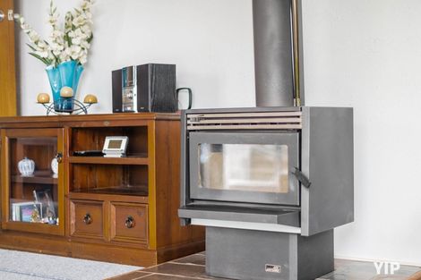 Photo of property in 18 Colchester Crescent, Newlands, Wellington, 6037