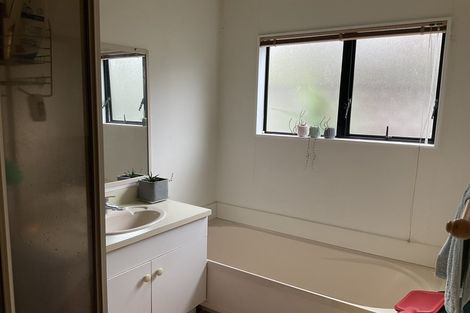 Photo of property in 2/13a Kitewao Street, Northcote, Auckland, 0627