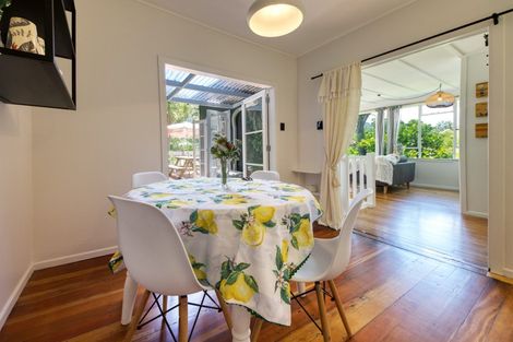 Photo of property in 16 Sylvan Glade, Piha, New Lynn, 0772