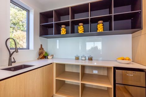 Photo of property in 10 Hilltop Lane, Mount Pleasant, Christchurch, 8081