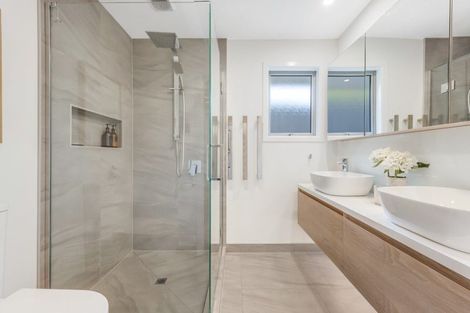 Photo of property in 100 Beach Road, Mellons Bay, Auckland, 2014