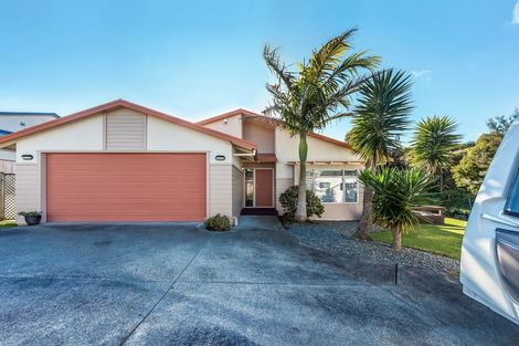 Photo of property in 15 Cinnabar Place, Westgate, Auckland, 0614