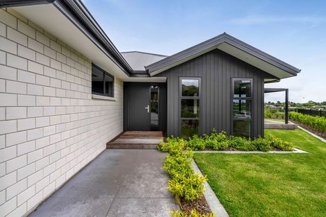 Photo of property in 8 Ponga Place, Highlands Park, New Plymouth, 4312