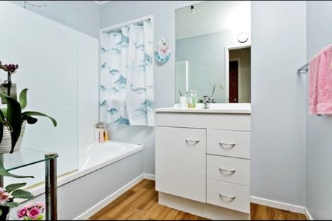 Photo of property in 37 Meadowood Drive, Unsworth Heights, Auckland, 0632