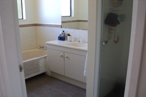 Photo of property in 3 Sasanqua Way, Crofton Downs, Wellington, 6035