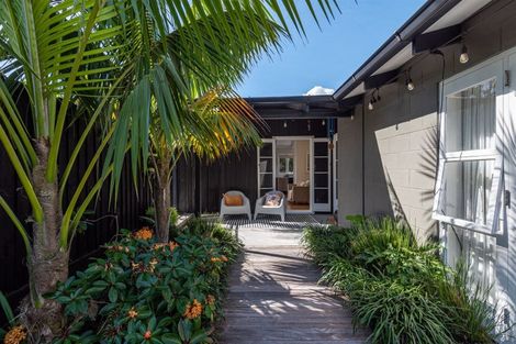 Photo of property in 194b Queen Street, Northcote Point, Auckland, 0627