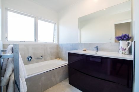 Photo of property in 70 Blakeborough Drive, Forrest Hill, Auckland, 0620