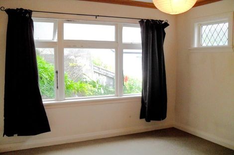 Photo of property in 9 Hungerford Road, Lyall Bay, Wellington, 6022