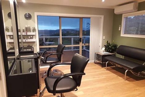 Photo of property in 1 Greenstone Place, Aotea, Porirua, 5024