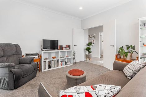 Photo of property in 6 Kahika Grove, Huapai, Kumeu, 0810