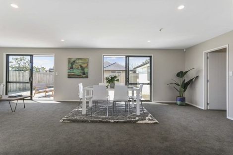Photo of property in 16 Dumas Place, Rosehill, Papakura, 2113