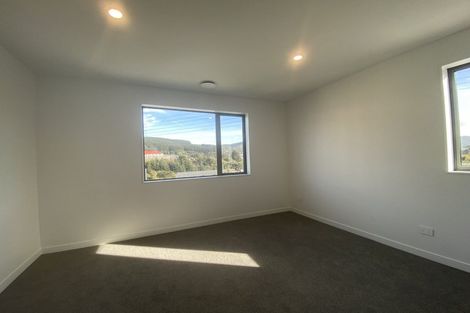 Photo of property in 1 Ara Paiwhenua, Tawa, Wellington, 5028