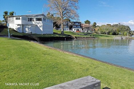 Photo of property in 9 Chapman Road, Te Atatu Peninsula, Auckland, 0610