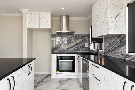 Photo of property in 16 Lobelia Rise, Goodwood Heights, Auckland, 2105